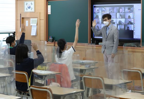 지난달 서울 노원구의 한 초등학교에서 대면 수업과 원격 수업이 동시에 이루어지고 있는 모습. 연합뉴스