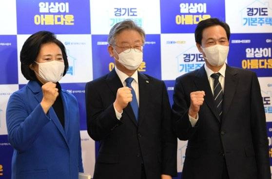 이재명 경기지사(가운데)가 26일 서울 여의도 글래드호텔에서 열린 경기도 기본주택 토론회에서 더불어민주당 서울시장 보궐선거 예비후보인 박영선 전 중소벤처기업부 장관(왼쪽), 우상호 의원과 기념촬영을 하고 있다. [국회사진기자단]