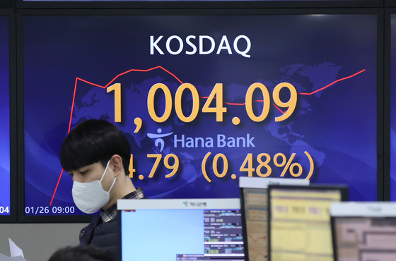 Seoul's tech-heavy Kosdaq index passed over the 1,000-mark during trading on Tuesday. It is the first time in 20 years and four months the index passed over 1,000 since the global IT bubble in 2000. [YONHAP]