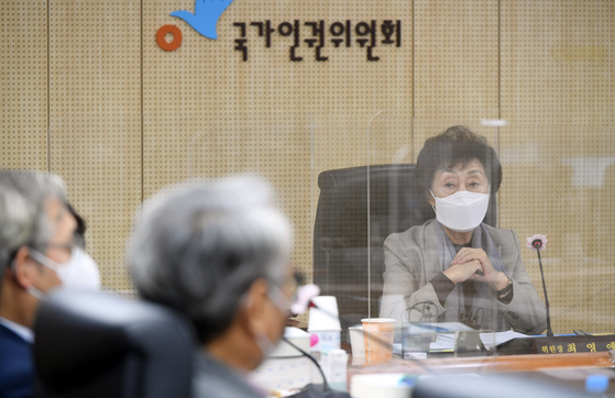National Human Rights Commission of Korea Chairperson Choi Young-ae chairs the final meeting of the commission regarding its investigation into allegations that former Seoul Mayor Park Won-soon sexually harassed his former secretary. The commission announced on Monday evening that he did. [JOINT PRESS CORPS/YONHAP]