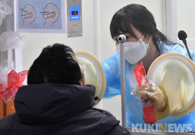 ▲사진=인천국제공항 제2여객터미널 지하1층 서편 외부공간에 마련된 코로나19 검사센터에서 인도네시아로 향하는 출국자가 진단검사를 받고 있다. 박태현 기자