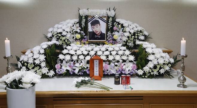 26일 래퍼 故 아이언(본명 정헌철) 빈소가 마련된 서울 중구 국립중앙의료원 장례식장에 고인의 영정이 놓여 있다. 박효상 기자