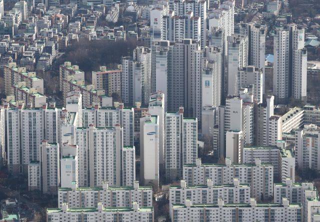 지난해 외국인의 건축물 거래가 역대 가장 많았다. 서울 강남구, 구로구, 서초구, 영등포구 등에 특히 거래가 몰렸다. 사진은 서울 시내 아파트 단지의 모습. 연합뉴스