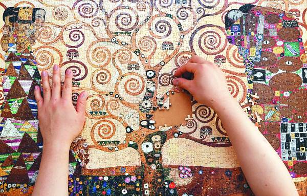 평소 자전거를 즐기던 최씨가 재택근무를 통해 새롭게 찾은 취미인 영화 퍼즐 맞추기를 하고 있다.