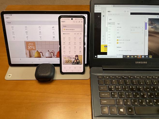 26일 앱 업데이트가 이뤄지면서 하나의 카카오톡 아이디로 PC, 갤럭시 탭S7, 스마트폰에서 동시에 로그인된 모습. 기존에 iOS 애플 아이패드에서는 이같은 동시 로그인이 재작년부터 가능해졌지만 갤럭시 생태계에서는 태블릿에서 카카오톡을 로그인 하려면 휴대전화 카카오톡에서는 로그아웃을 해야만 했다. [이승윤 기자]