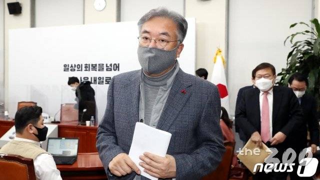 (서울=뉴스1) 박세연 기자 = 정진석 국민의힘 4.7 재보궐선거 공천관리위원장이 26일 국회에서 면접심사 결과를 발표 후 회의장을 나서고있다. 2021.1.26/뉴스1