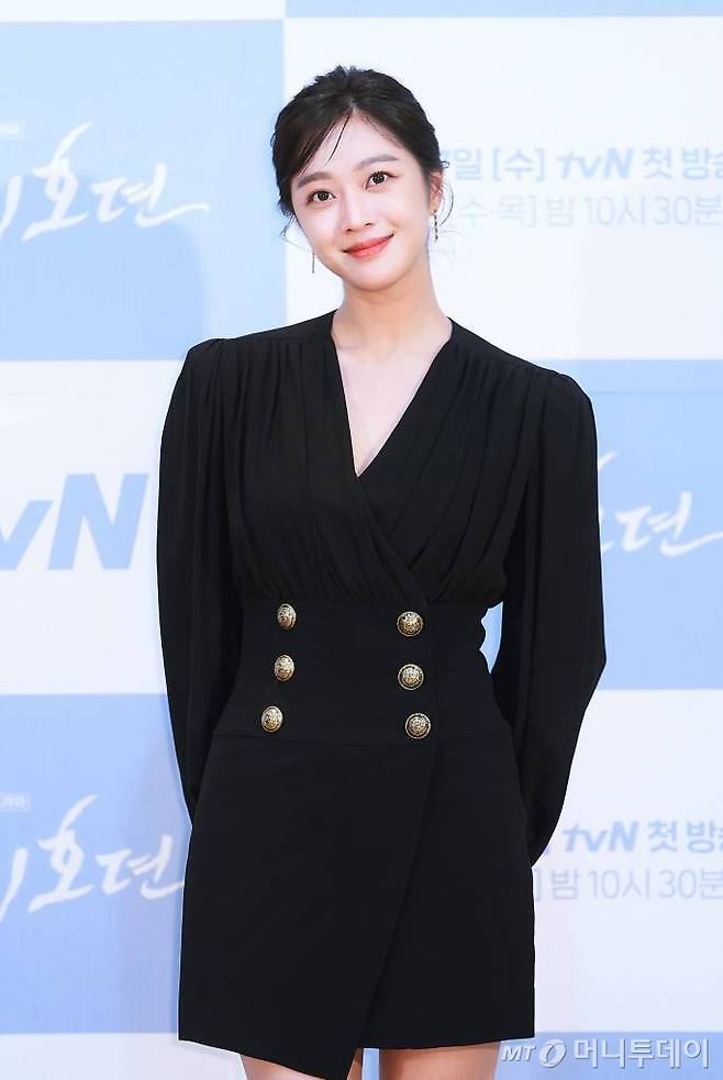 배우 조보아가 7일 오후 온라인 생중계로 진행된 tvN 새 수목드라마 '구미호뎐' 제작발표회에 앞서 포즈를 취하고 있다. /사진제공=tvN