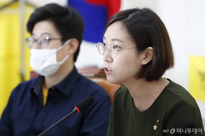 [서울=뉴시스] 최동준 기자 = 장혜영 정의당 의원이 13일 서울 여의도 국회에서 열린 정의당 혁신위원회 혁신안 발표를 하고 있다. 2020.08.13.   photocdj@newsis.com