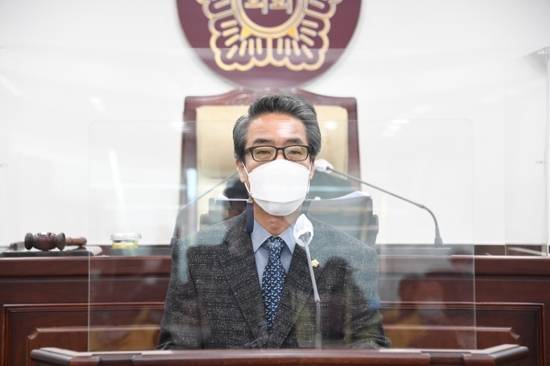 동두천시의회 박인범 의원(무소속, 나선거구)은 26일 제301회 동두천시의회 임시회 제1차 본회의 5분 자유발언을 통해 GTX-C 노선 동두천역 연장 등 관내·외 연결 교통망 구축에 노력을 쏟아줄 것을 집행부에 촉구했다. / 사진제공=동두천시의회