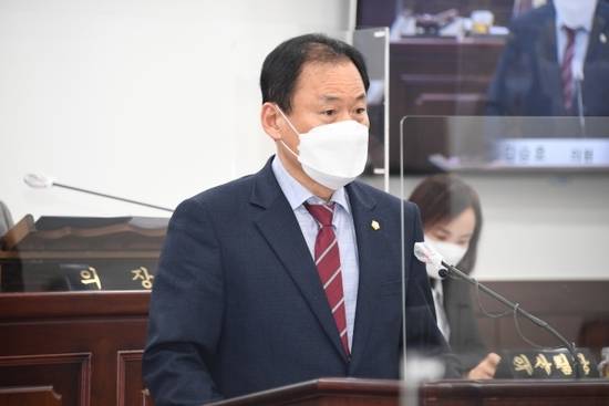 동두천시의회 김승호 의원(국민의힘, 가선거구)은 26일 제301회 동두천시의회 임시회 제1차 본회의 5분 자유발언을 통해 송내동 행정복지센터 신청사 건립을 촉구했다. / 사진제공=동두천시의회