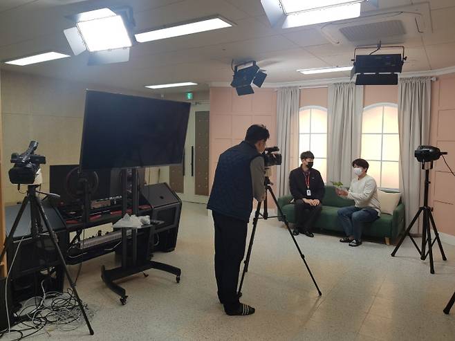 화성시인재육성재단(대표이사 김태호) 송린이음터는 화성시민의 미디어 활용 능력을 키우고 미디어를 통해 공유 가치를 실현하고자 송린이음터에 공유 미디어 스튜디오를 구축했다고 26일 밝혔다. / 사진제공=화성시인재육성재단