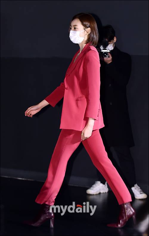 ▲ 서영 '중후함 느껴지는 올레드 의상'