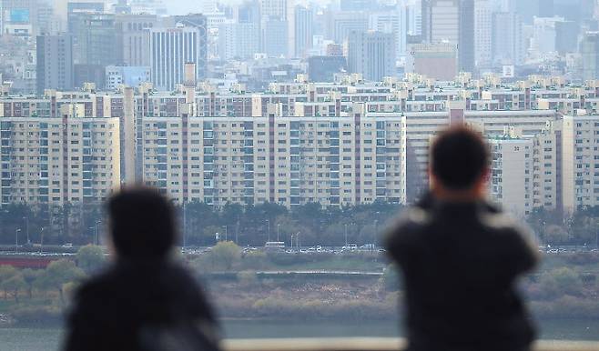 집값이 많이 오르면서 전국 땅값도 상승세를 보이고 있다. 사진은 서울 응봉산에서 바라본 성동구 일대 아파트 모습. [연합]