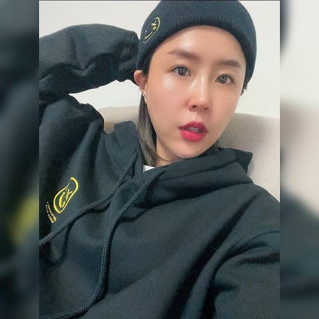 Group Koyote member Shin Ji reported on the latest situation.Shin Ji posted a picture on his instagram on January 26 with the phrase black & yellow.Shin Ji is wearing a black hoodie and taking a selfie. The sleek jaw line is visible, and the natural atmosphere catches the eye.The day-to-day Beautiful looks thrilled fans.On the other hand, Shin Ji is appearing on TV Chosun Mistrot 2.Lee Soo-min in the news