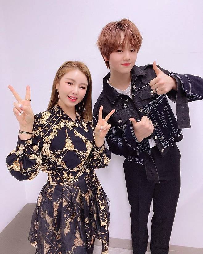 Song Ga-in has released a photo of him with BAE173 South Hyon.Singer Song Ga-in posted a picture on his instagram on January 26 with an article entitled Today is Dohyun and The Show! Please love us BAE173 a lot.The photo features a friendly two-shot of Song Ga-in and South Hyon; a warm-hearted senior and junior figure smiles.Kim Myung-mi in the news