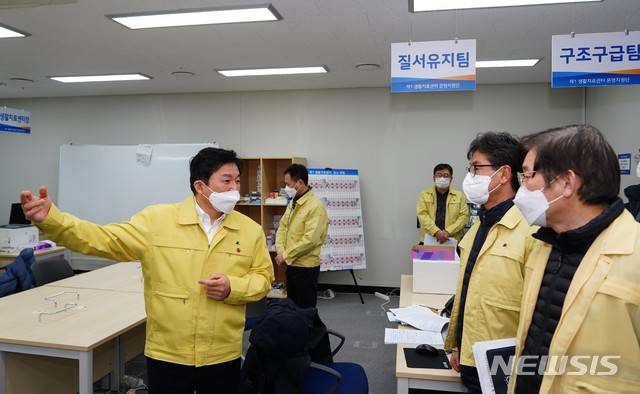 [제주=뉴시스] 30일 개소한 국세공무원교육원 생활치료센터를 돌아보는 원희룡 제주지사. (사진=제주도 제공)