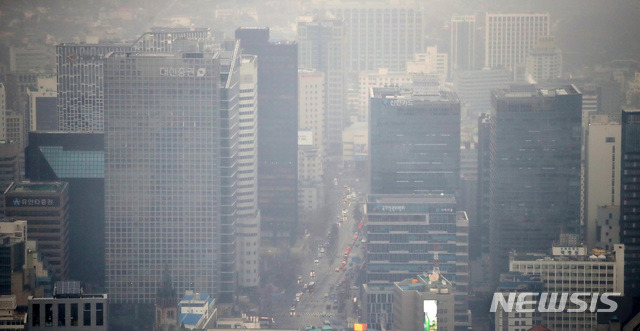 [서울=뉴시스]김선웅 기자 = 지난해 한국 경제가 1.0% 역성장했다. 한국은행이 26일 발표한 '2020년 4·4분기 및 연간 실질 국내총생산(GDP)' 속보치에 따르면 지난해 연간 경제성장률은 -1.0%로 집계됐다. 한은의 기존 전망치인 -1.1%를 상회한 것이다. 국제통화기금(IMF) 외환위기 때인1998년(-5.1%) 이후 22년 만에 처음 역성장했지만 지난해 세계 경제성장률이 -4%대로 주저앉을 것으로 관측되고 있는 것에 비하면 선방한 것이다.서울 도심 고층 건물들이 흐리게 보인다. 2021.01.26. mangusta@newsis.com