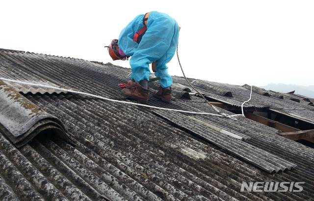 [증평=뉴시스]석면 슬레이트 철거. (사진=증평군 제공) photo@newsis.com