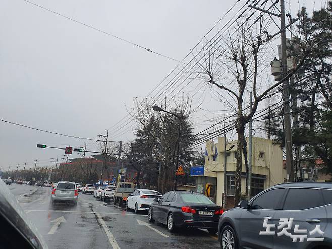 코로나19 검체를 기다리는 차량. 김대기 기자