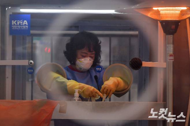 전세계 코로나19 누적 확진자가 1억명을 넘어선 것으로 집계된 26일 서울광장 임시선별검사소에서 의료진이 검체 채취를 준비하고 있다. 박종민 기자