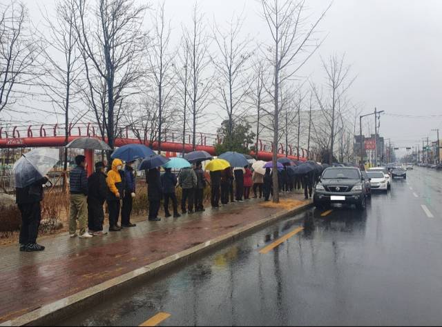 ▲ 해도동 진료소에 길게 늘어선 대기줄 ⓒ 독자제공