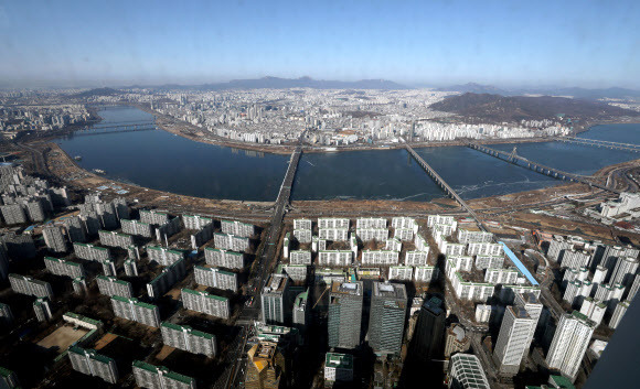 24일 오후 서울 송파구 롯데월드타워 전망대 서울스카이에서 서울 시내 아파트 단지가 보이고 있다. 뉴시스