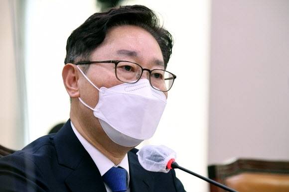 박범계 법무부 장관 후보자가 지난 25일 오전 서울 여의도 국회 법제사법위원회 인사청문회에서 답변하고 있다. 연합뉴스