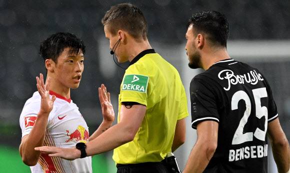 독일 프로축구 라이프치히의 황희찬이 1일 새벽 열린 묀헨글라트바흐와의 분데스리가 경기 도중 심판에게 주의를 듣고 있다. EPA 연합뉴스