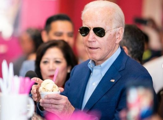 아이스크림을 들고 있는 조 바이든 미국 대통령./대통령 트위터 캡처