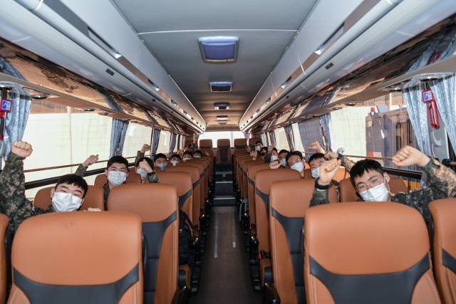 공군 제1전투비행단 장병들이 언택트 드라이브 프로그램에 참여해 버스 출발 전 기념촬영을 하고 있다. /사진제공=공군