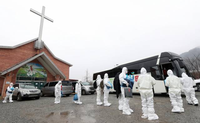 26일 코로나19 확진 판정을 받은 대전 IEM국제학교 수련생들이 강원 홍천군의 한 교회에서 생활치료센터로 가는 버스를 타고 있다./연합뉴스