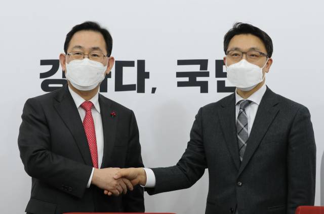 주호영 국민의힘 원내대표가 26일 오후 서울 여의도 국회에서 김진욱 고위공직자범죄수사처장을 접견하고 있다. /연합뉴스