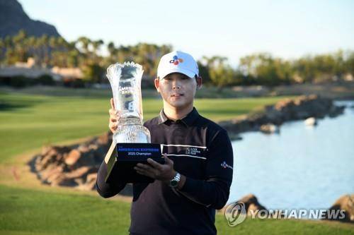 당당한 표정으로 우승 트로피를 든 김시우. [AFP/게티이미지=연합뉴스]