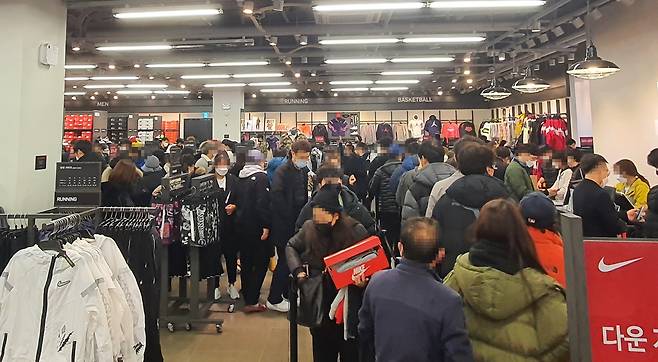 계산대에 길게 줄을 서 있는 아울렛 의류매장 [촬영 손형주 기자]