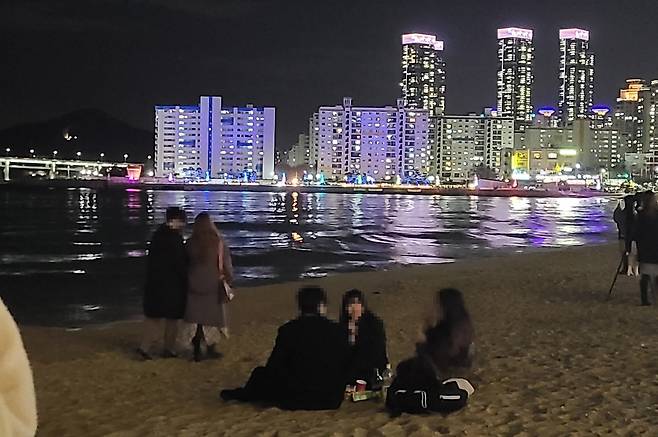 밖에서 술 마시는 시민들 [독자 제공. 재판매 및 DB 금지]