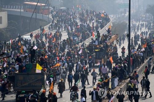 26일 인도 뉴델리에서 시위를 펼치는 농민. [AFP=연합뉴스]