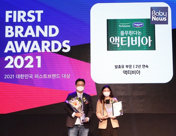 풀무원다논 액티비아 장여진 팀장(오른쪽)이 26일 열린 '2020 대한민국 퍼스트브랜드 대상'에서 트로피를 들고 기념 촬영을 하고 있다. ⓒ풀무원다논