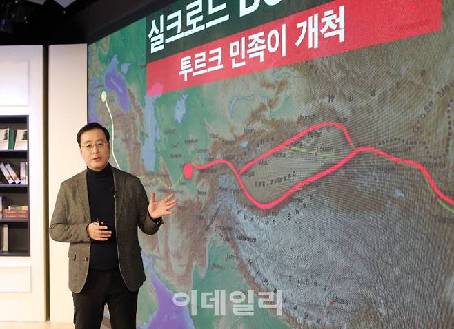 임규태 박사가 서울 중구 순화동 KG하모니홀에서 ‘위대한 생각’ 지상 강연 ‘인더스토리Ⅲ’ 3강 ‘길’(道) 편을 강의하고 있다. ‘인더스토리’는 이 세상 모든 산업의 역사를 이야기하는 코너로 시즌3에서는 교통·물류산업을 집중 조명한다.(사진=김태형 기자)