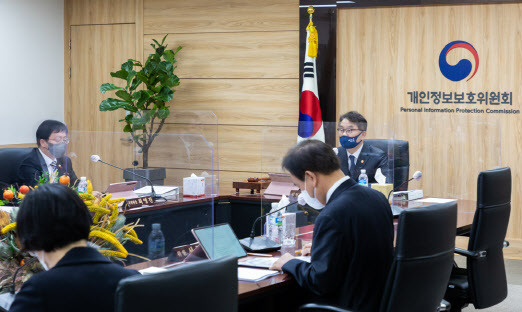 윤종인 개인정보보호위원회 위원장이 27일 오전 서울 종로구에 위치한 정부서울청사 4층 대회의실에서 개최된 제2회 전체회의를 주재하고 있다.(사진=개인정보보호위원회 제공)
