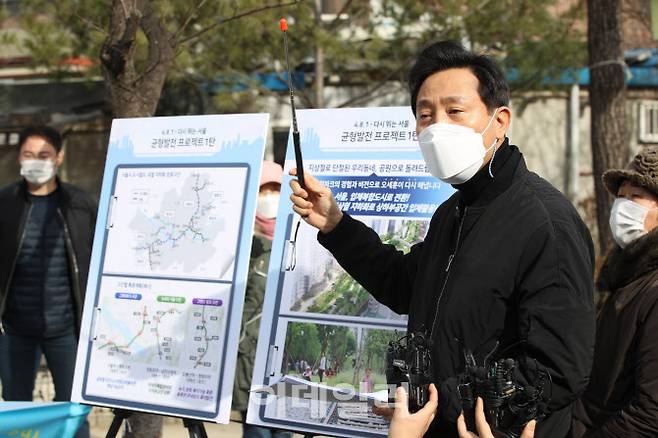 서울시장 보궐선거 후보로 나선 국민의힘 오세훈 전 시장이 27일 ‘연트럴 파크‘로 불리우는 서울 마포구 연남동 경의선숲길공원에서 ’균형발전 프로젝트 1탄‘ 선거 공약을 발표하고 있다. (사진=방인권 기자)