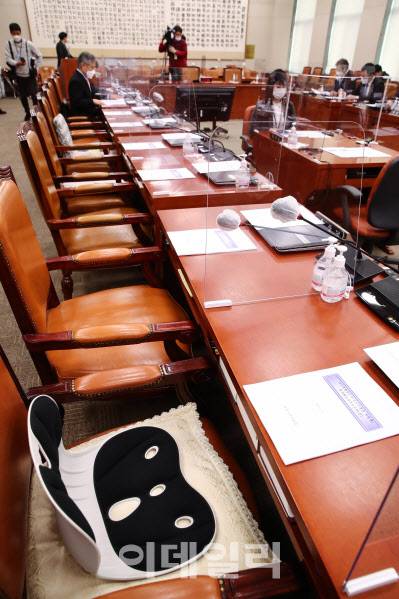 27일 오후 국회에서 열린 법제사법위원회 전체회의에서 국민의힘 의원들이 박범계 법무부장관의 청문보고서 채택에 반대하며 회의에 참석하지 않아 자리가 비어있다.(사진=방인권 기자)