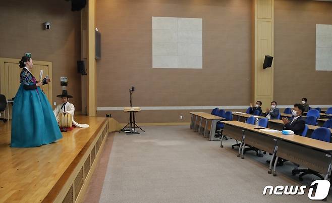 김용래 특허청장이 지난해 10월 19일 정부대전청사에서 특허청 청렴문화 활동의 일환으로 마련된 청렴 라이브 콘서트에 참석한 모습. 청렴 라이브 콘서트는 30명 이내의 현장관람과 유튜브를 통한 비대면 관람을 병행해 진행됐다.© 뉴스1