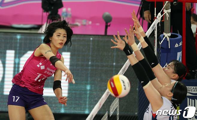 26일 오후 인천 계양체육관에서 열린 프로배구 '2020-21시즌 도드람 V리그' 여자부 흥국생명과 GS칼텍스의 경기에서 흥국생명 이재영이 스파이크를 날리고 있다. 2021.1.26/뉴스1 © News1 황기선 기자