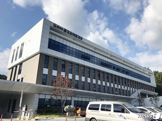 금강유역환경청이 금강수계 내 비영리 민간단체를 대상으로 '수질보전 및 감시활동 지원사업'을 공모한다. 금강유역환경청 전경 © 뉴스1