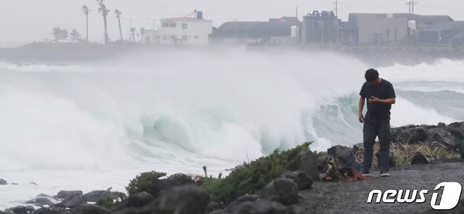 (제주=뉴스1) 오현지 기자 = 28~29일 이틀간 제주에 태풍급 강풍이 몰아칠 것으로 예보됨에 따라 제주 해경이 해양사고 예방활동을 강화한다.2020.9.6 /뉴스1 © News1 오현지 기자