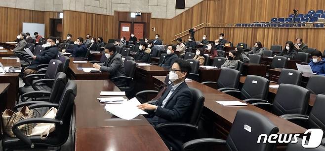 27일 오후 대구문화예술회관 달구벌홀에서 열린 '대구시 박물관 정책 문제점 진단 및 개선방안' 정책토론회에서 청중들이 패널들의 토론을 지켜보고 있다. 이날 토론회는 대구경북민주공공노동조합협의회와 대구경제실천시민연합 등 대구시민들의 정책토론회 청구 서명을 통해 성사됐다. 2021.1.27/뉴스1 © News1 남승렬 기자