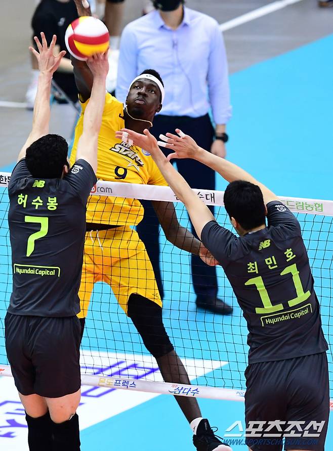 2020-2021 프로배구 V리그 KB손해보험과 현대캐피탈의 경기가 27일 의정부실내체육관에서 열렸다. KB손해보험 케이타가 현대캐피탈 허수봉의 블로킹 사이로 스파이크를 강타하고 있다. 의정부=최문영 기자 deer@sportschosun.com /2021.01.27/