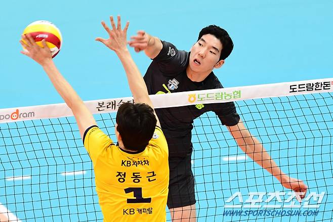 2020-2021 프로배구 V리그 KB손해보험과 현대캐피탈의 경기가 27일 의정부실내체육관에서 열렸다. 현대캐피탈 허수봉이 KB손해보험 정동근의 블로킹 사이로 스파이크를 강타하고 있다. 의정부=최문영 기자 deer@sportschosun.com /2021.01.27/