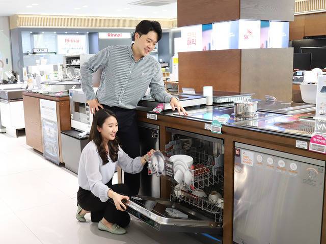 롯데하이마트는 지난 1~26일 주방 가전 식기세척기 매출이 전년 동기 대비 95% 증가했다고 27일 밝혔다. /롯데하이마트 제공