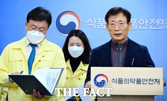 셀트리온이 개발 중인 신종 코로나바이러스 감염증(코로나19) 치료제에 대한 전문가 심의에서 조건부 허가와 함께 경증이 아닌 중등증 및 고위험군 경증 환자에게 투여할 것을 권고한다는 결론이 나왔다. 오일환 중앙약사심의위원회 위원장(오른쪽)과 이동희 식품의약품안전평가원장이 27일 오후 충북 청주시 오송읍 식품의약품안전처에서 열린 '셀트리온 코로나19 치료제 중앙약사심의위원회 회의' 결과 브리핑을 하고 있다. /뉴시스